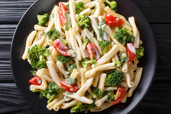 Deliciosa pasta italiana Casarecce con brócoli, ajo y toma — Foto de Stock