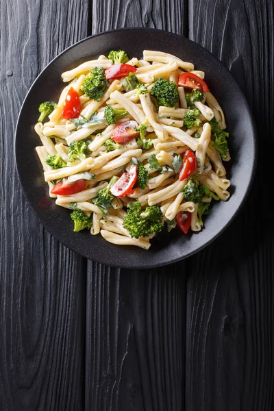 Pasta Casarecce receta con verduras, hierbas, sazonado con cre — Foto de Stock