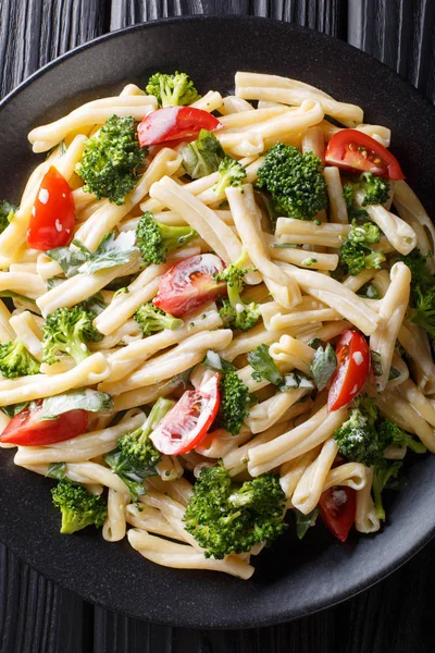 Deliciosa pasta italiana Casarecce con brócoli, ajo y toma — Foto de Stock