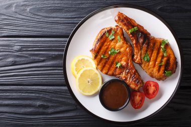 Tamarind sos kemik li ızgara domuz biftek, limon ve t ile