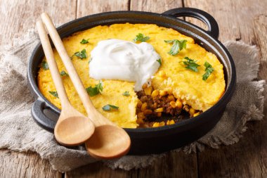 Tamale pasta güveç bir tavada ekşi krema yakın çekim ile servis edilir. H