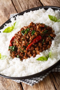 Tay Fesleğen Tavuk (Gai Pad Krapow) pirinç yakın çekim ile bir plat