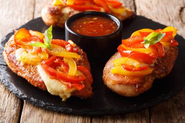 Lezzetli kırmızı tavuk göğsü peynir ve çan pepp ile pişmiş