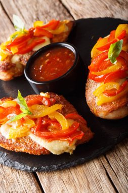 cajun tavuk peynir ve biber yakın çekim ile pişmiş bir s