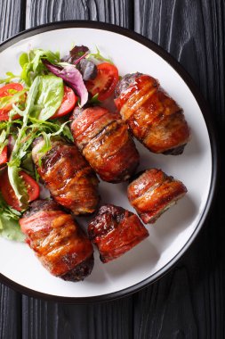 Armadillo yumurta salata ile servis klasik bir Texas Barbekü zımba vardır 