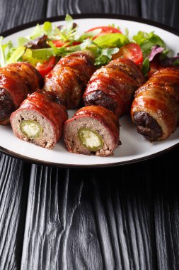 Jalapeno ve pastırma sarılmış peynir ile Füme Armadillo yumurta 