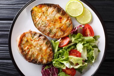 kızarmış mersin biftek taze sebze salatası yakın çekim ile servis