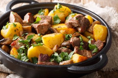 Kızarmış patates et ve mantar yakın çekim masada, ru