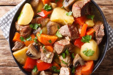 Mantar, patates, havuç ve pepp ile lezzetli kalın güveç domuz eti