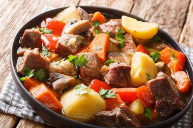 Mantar ve sebze yakın çekim bir tabakta domuz sosu. Ho