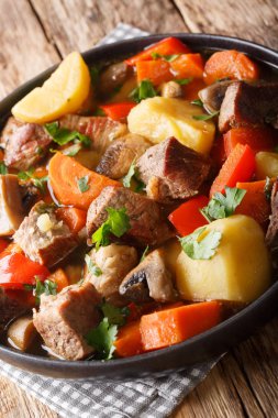 bir tabakta sebze yakın çekim ile güveç domuz eti. Dikey