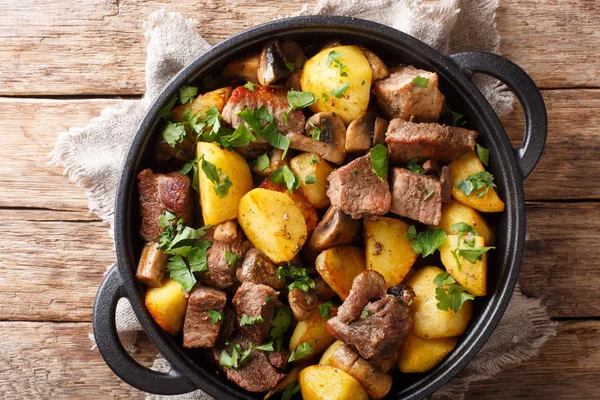 Comida caseira de porco frito com batatas e cogumelos close-up — Fotografia de Stock