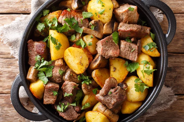 Porco frito com batatas e cogumelos closeup na panela. horiz — Fotografia de Stock