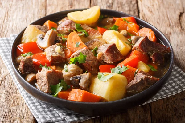 Estofado de cerdo casero con verduras de temporada de cerca en un plato . — Foto de Stock