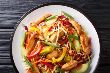 Tavuk, avokado ve sebze yakın-u ile taze lahana salatası