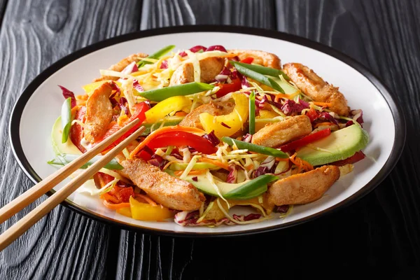 Bunten gesunden asiatischen Kohlsalat mit Huhn, Avocado und v — Stockfoto
