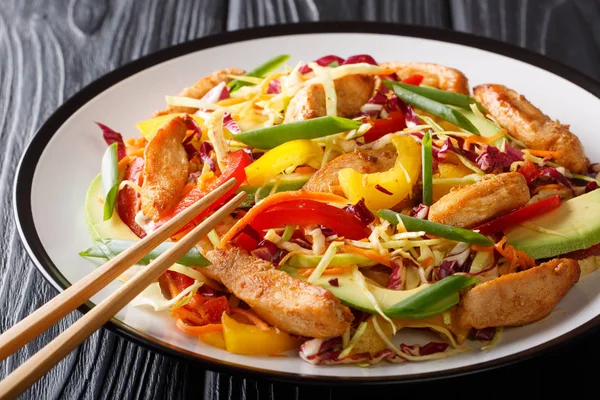 Salată echilibrată de varză asiatică cu pui, avocado și legume — Fotografie, imagine de stoc