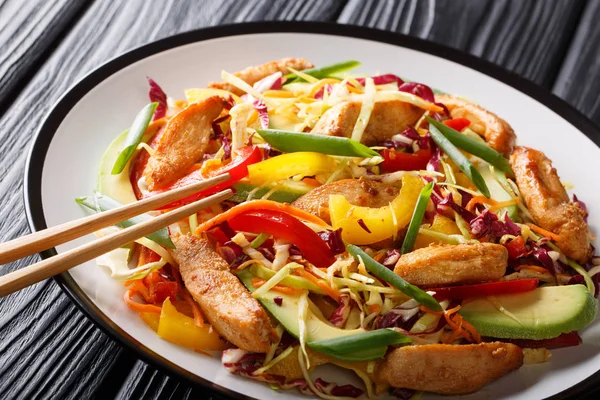 Dietary spicy Asian coleslaw salad with chicken, avocado and veg — Stock Photo, Image