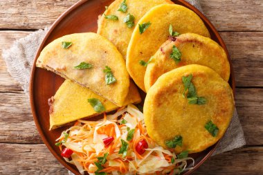 Geleneksel Latin Amerika pupusas curtido closeup o ile hizmet