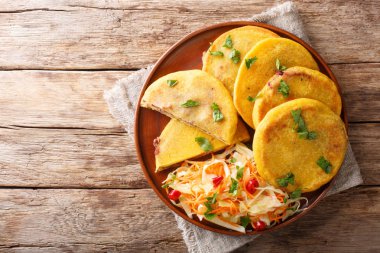 Salvadorlu pupusa curtido closeup ile hizmet verdi. yatay üst vi