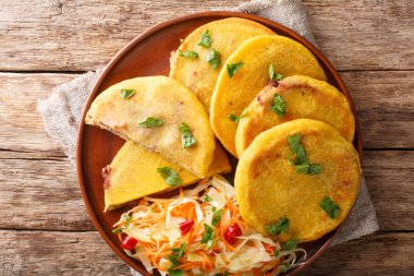 Lezzetli vejetaryen kızarmış Pupusas coleslaw yakın çekim ile servis