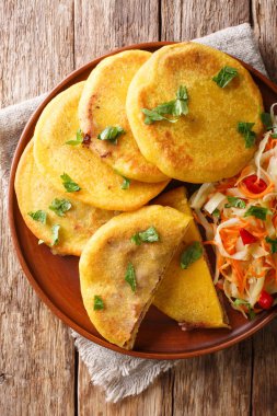 Lezzetli vejetaryen kızarmış Pupusas coleslaw yakın çekim ile servis