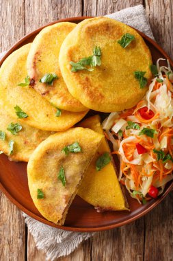 Geleneksel Latin Amerika pupusas curtido closeup o ile hizmet