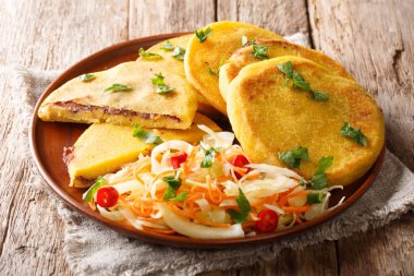 Lezzetli vejetaryen pupusas tarifi bir curtido closeup ile servis