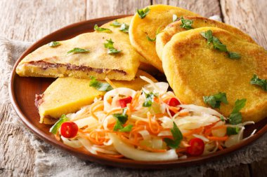 Lezzetli vejetaryen kızarmış Pupusas coleslaw yakın çekim ile servis