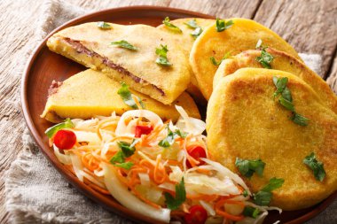 Salvador gıda kızarmış Pupusas bir coleslaw yakın çekim ile hizmet
