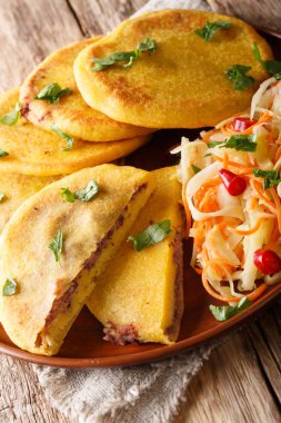 Geleneksel Latin Amerika pupusas curtido closeup o ile hizmet