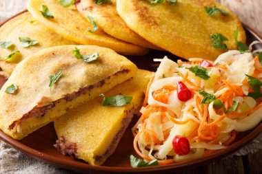 Salvadorlu pupusa curtido closeup ile hizmet verdi. Yatay