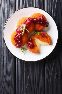 Fırında Camembert bir tabakta kızılcık sosu yakın çekim ile ekmekli