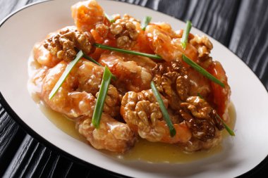 Bal Karides bir tempura meyilli ile kızartılır ve hızlı bir şekilde attı 
