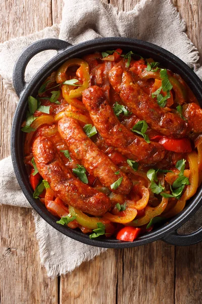 Grillezett olasz kolbász, kaliforniai paprika közelből egy serpenyőben. Ver — Stock Fotó