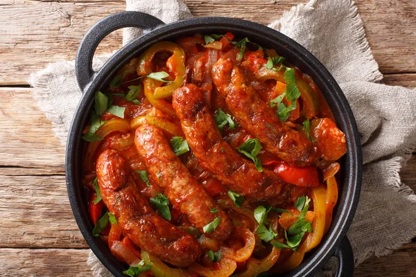 Grilled Italian sausages with bell pepper close-up in a pan. hor — Stock Photo, Image