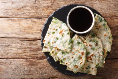 Vegan Scallion Krep bir gevrek tavada kızarmış Çin gözleme vardır