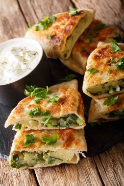 Bolani geleneksel bir Afgan gözleme doldurulmuş ve pişmiş