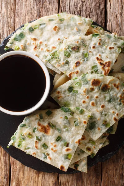 Green onion pancakes are a savory Chinese flatbread simply made — Stock Photo, Image