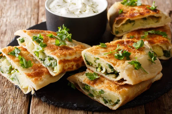 Afghani Bolani with mashed potato & Green Onions served with pla — Stock Photo, Image