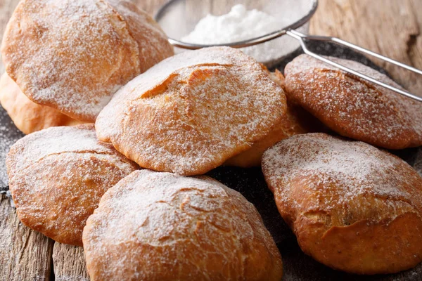 Geleneksel kızarmış hamur Bunuelos toz şeker c serpilir — Stok fotoğraf