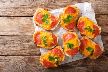 Sosis ve eritilmiş çedar peyniri yakın çekim sıcak sandviç. 