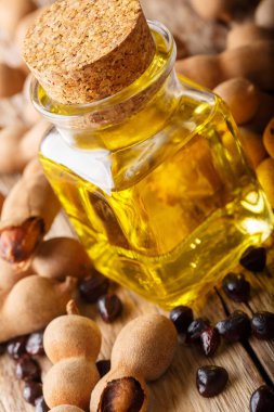 Cam bir kavanozda taze hazırlanmış demirhindi tohumu yağı 