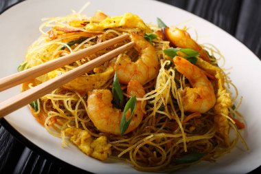 Sosis, karides ve sebze cl ile Baharatlı kızarmış pilav erişte