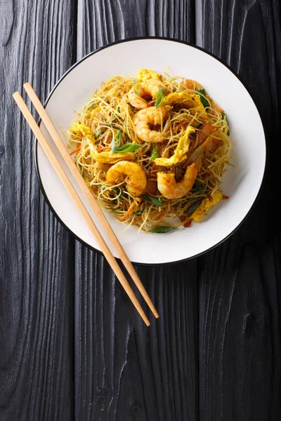 Singapore Noodles Mei Fun with shrimps, sausage, omelet and vege — Stock Photo, Image