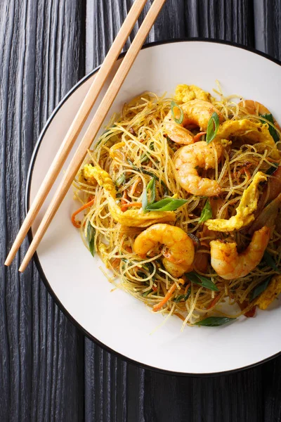 Fried Chinese rice noodles with sausage, shrimps and vegetables — Stock Photo, Image