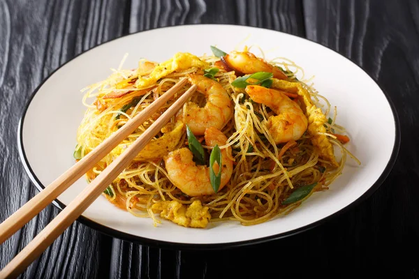 Hot chow Mei Fun rice noodles fried with sausage, shrimps and ve — Stock Photo, Image