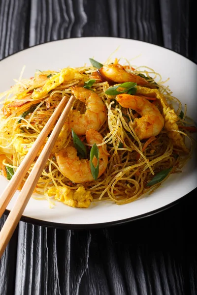 Singapore Mei Fun rice noodles fried with sausage, shrimps and v — Stock Photo, Image