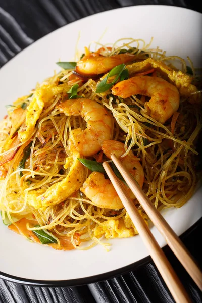 Singapur nudle Mei Fun s krevetami, klobásou, omeletou a zeleninou — Stock fotografie