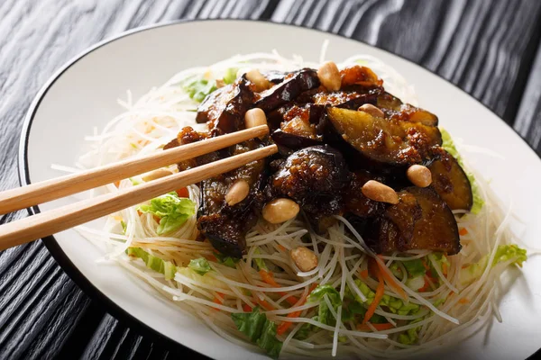 越南风格的大米，蔬菜和焦糖 — 图库照片